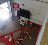 A raktárakban és csarnokokban van egy piros lépcsőház, egy képernyő és egy nyitott bejárati tér.