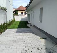 Családi ház a Turč. Kľačany utcában, Martinban, fedett terasszal és gyepesített kerttel.