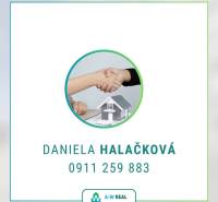 Kezet fognak egy családi ház modelljénél. Kapcsolat: Daniela Halačková.