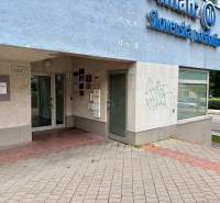 A pozsonyi Martin Benko téren található épület bejárata, 2 szobás lakás.
