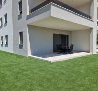 A Vodice-i 4 szobás lakás külseje modern terasszal és zöld gyepfelülettel.