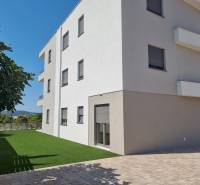 3 szobás lakás külseje Vodice városában zöld füves udvarral.