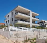 A Vodice városában található 4 szobás lakás külseje egy modern új épületet mutat.