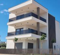 Négy szobás lakás külseje Vodice városában, modern épület tágas teraszokkal.