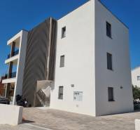 4 szobás lakás Vodice városában modern építészettel és parkolóhellyel az épület mellett.