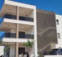 Modern háromszintes épület Vodice területén, 4 szobás lakásokkal és teraszokkal.
