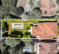 Kilátás egy családi házra medencével a Limbach-i Malokarpatská utcában.