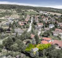 Kilátás a Limbach családi házaira, amelyeket zöldövezet és dombok vesznek körül a háttérben.