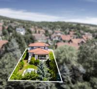 Családi ház a Malokarpatská utcában, Limbachban, zölddel és szomszédos házakkal körülvéve.