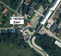 Légi felvétel egy 23 m²-es telekről a Handlová-i Štrajkova utcában.