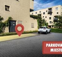 Parkolóhely a Strážovská utcában Kassán - Nyugat városrészben, egy kétszintes épület mellett.