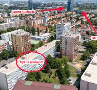 Légi felvétel a pozsonyi lakóépületekről a Csehszlovák Ejtőernyősök utcában, közel a Kuchajdához.