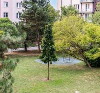 Pozsonyban, a Csehszlovák Ejtőernyősök parkja, padokkal és zöldterülettel, lakóházakkal körülvéve.