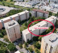 Lakóépületek légi felvétele, megjelölt kétszobás lakással Pozsony – Újvárosban.