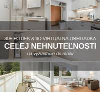Konyha és fürdőszoba egy kétszobás lakásban, üvegezett erkéllyel és kilátással a környékre.