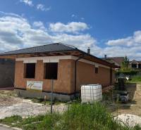Családi ház építés alatt a Pánska niván Hlohovecben, tégla szerkezet, ferde tető.