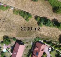 Légi felvétel egy 2000 m²-es lakóövezeti telekről Besztercebányán, az SNP utcában.