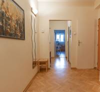 Folyosó egy 4 szobás lakásban laminált padlóval és egy képpel a falon.
