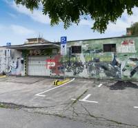 Pionierska utcai garázsok Pozsony III-ban graffiti-vel és parkolóval.