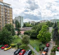Kilátás egy lakótelepre, zöldterületre és parkolóra Kassán, Észak városrészben, a Božena Němcová utcában.
