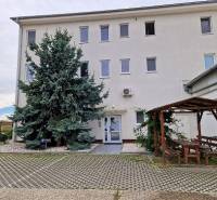Épület a Somorjai utcában parkolóval, összekötve a Real Home irodával. Raktárak és csarnokok.