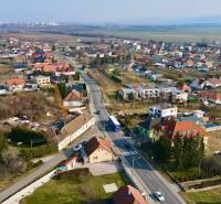 Kilátás a házakra és utcákra Chrabranyban, Topoľčany, tiszta égbolt alatt.