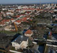 A sportolók utcáján lévő villák panorámája Topoľčanyban, piros tetős házakkal.