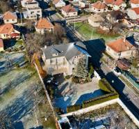 Villa a Sportolók utcájában, Nagytapolcsányban, kertek és környező házak által körülvéve.