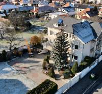 Villa a Sportolók utcájában, Topoľčanyban, zölddel és fehér kerítéssel körülvéve.