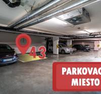 Földalatti parkolóhely 43-as számmal, körülötte parkoló autókkal.