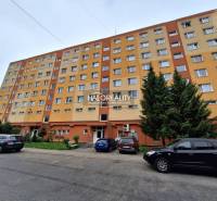 Lakóház Privigyén parkolóhelyekkel és zöldterülettel, alkalmas 3 szobás lakás számára.