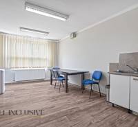 Irodák: a berendezés tartalmaz egy asztalt, székeket, mosogatót, csaptelepet és redőnyöket.