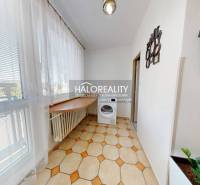Világos loggia mosógéppel és kilátással egy 3 szobás lakásban.