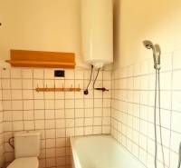 Fürdőszoba családi házban káddal, bojlerrel és WC-vel.