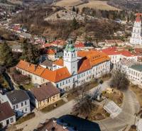Légifelvétel Gelnica történelmi részéről a Bányász térrel, szállodákkal és panziókkal.