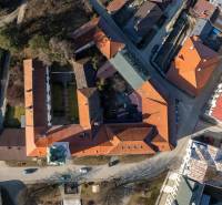 Légifelvétel a gelnicei Bányász téren található épületekről. Szállodák és panziók.