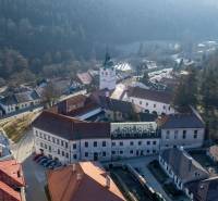 Légifelvétel Gelnica város történelmi építészetéről a Bányász téren.