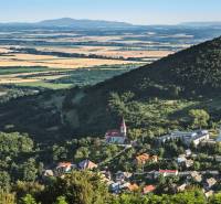 Panorámás kilátás egy falura a völgyben, erdőkkel és mezőkkel körülvéve. Lakhatásra alkalmas telkek.
