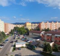 Kilátás Prievidza lakótelepére panelházakkal és parkoló autókkal.