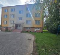 A kočovcei 4 szobás lakás külső része, háromemeletes lakóház zöldövezettel.