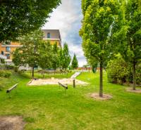 Játszótérrel rendelkező park a Bajkalská utcai lakóház mellett Pozsony-Ružinovban.