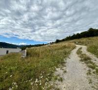 Lakóingatlanok Divinkában vidéki úttal és panorámás kilátással a tájra.