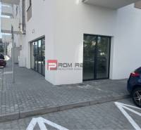 Nagy ablakokkal és parkolóval rendelkező üzlethelyiségek az Eduarda Wenzla utcában, Pozsony III.