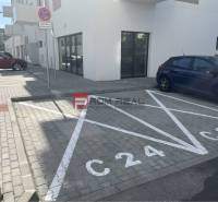 Eduarda Wenzla utcai parkolóhely Pozsony III-ban, üzlethelyiségek előtt.