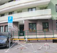 Parkoló a Žatevná utcai üzlethelyiségek előtt Pozsony-Dúbravkán.