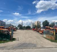 Pozemek - komerční s nákladními auty na Panónské cestě v Bratislavě - Petržalce.