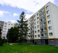 Új Dubnicában lakótelep lakóházakkal és zöldterülettel, amely alkalmas egy kétszobás lakás számára.