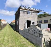 Épület Jelšovce-ban befejezetlen külső térrel, lakóterület céljára.