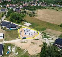 Családi ház építési területe Trencsénjesztrábiban, amelyet természet és szomszédos házak vesznek körül.