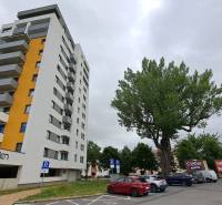 Magas lakóépület és parkoló a Štefánikova utcán, Poprádon.